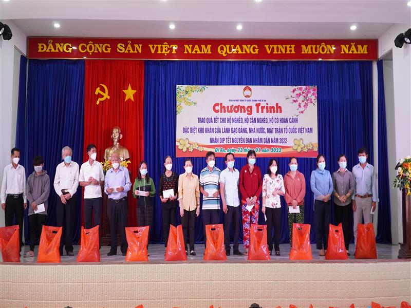 Trao quà của Ủy ban TW MTTQ Việt Nam 