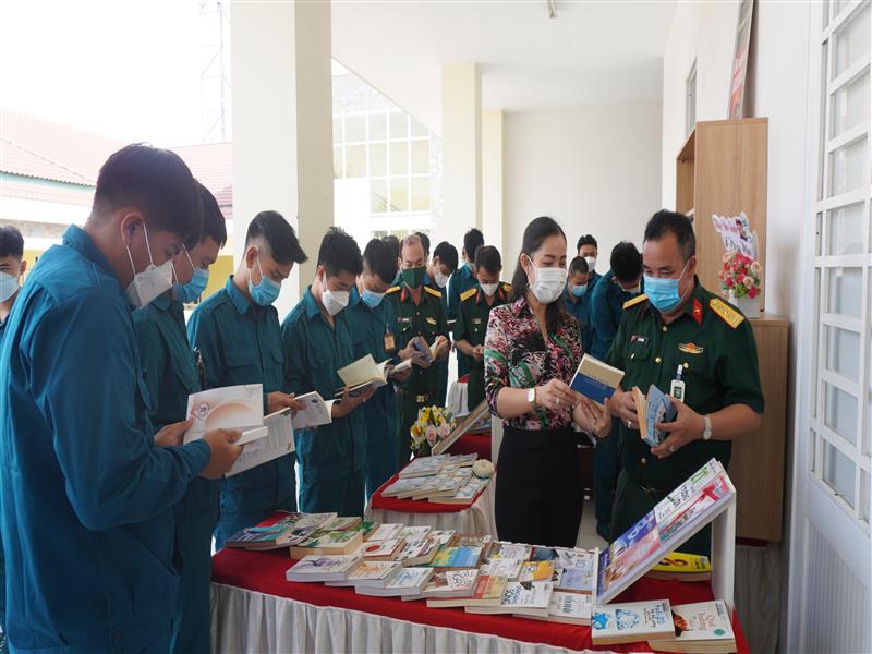 Ban Chỉ huy Quân sự thành phố Dĩ An tổ chức “ Ngày sách Việt Nam”