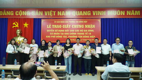 Phường Tân Đông Hiệp trao 23 giấy chứng nhận quyền sử dụng đất cho 23 hộ dân thực hiện chỉnh trang