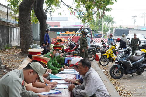 Công an TP Dĩ An tập trung xử 6 nhóm vi phạm để đảm bảo ATGT