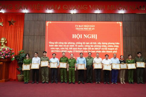 Thành phố Dĩ An khen thưởng 21 tập thể, 45 cá nhân trong công tác đảm bảo ANTT-PCCC, thực hiện Đề án 06/ CP