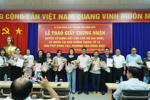 Phường Tân Đông Hiệp trao 23 giấy chứng nhận quyền sử dụng đất cho 23 hộ dân thực hiện chỉnh trang