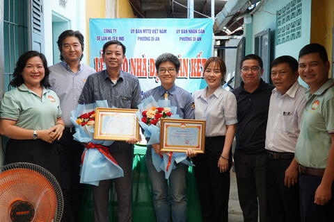 Ủy ban MTTQ Việt Nam phường Dĩ An trao tặng nhà Đại đoàn kết
