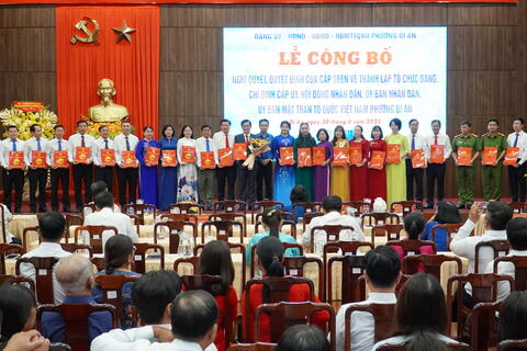 Lễ công bố Nghị quyết, quyết định của cấp trên về thành lập tổ chức Đảng, chỉ định cấp ủy, HĐND, UBND, UBMTTQ Việt Nam phường Dĩ An
