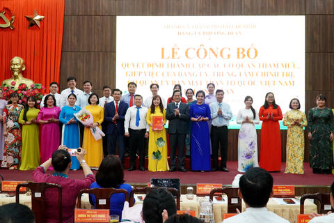 Lễ công bố quyết định thành lập các cơ quan tham mưu, giúp việc của Đảng ủy, Trung tâm chính trị, cơ quan Ủy ban MTTQ Việt Nam phường Dĩ An