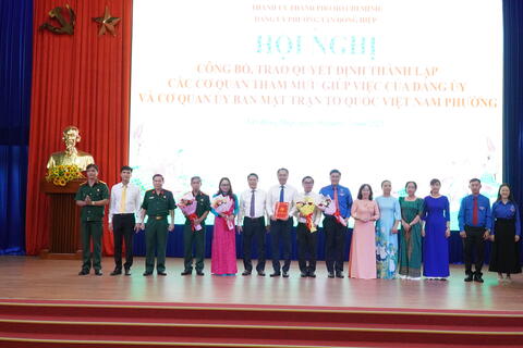 Đảng ủy phường Tân Đông Hiệp công bố, trao quyết định công tác tổ chức, cán bộ của phường