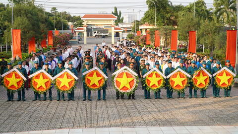 Trang trọng tổ chức lễ viếng Nghĩa trang Liệt sĩ nhân kỷ niệm 50 năm Chiến thắng 30/4