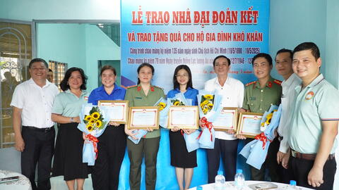 Ủy ban MTTQ Việt Nam phường Dĩ An trao tặng nhà Đại đoàn kết