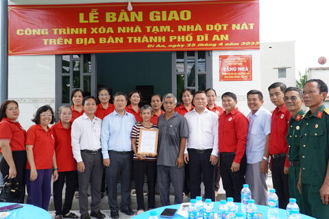 Hội Chữ thập đỏ thành phố trao tặng nhà Chủ thập đỏ
