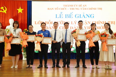 75 học viên lớp Bồi dưỡng Đảng viên mới hoàn thành khóa học