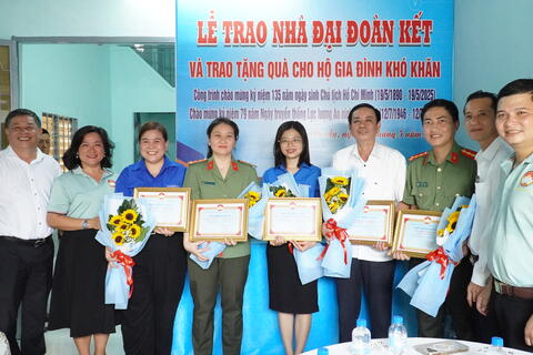 Ủy ban MTTQ Việt Nam phường Dĩ An trao tặng nhà Đại đoàn kết
