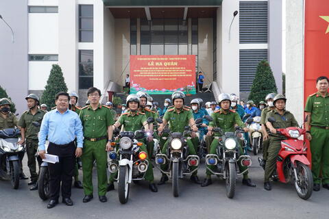 Phường Tân Đông Hiệp ra quân tấn công tội phạm và xóa bỏ quảng cáo sai quy định