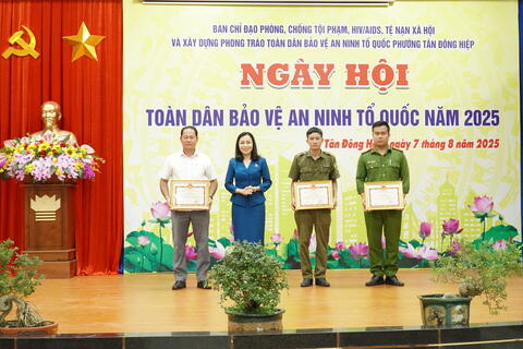 Phường Tân Đông Hiệp nhiều tập thể cá nhân được khen thưởng trong phong trào “ Toàn dân Bảo vệ ANTQ”
